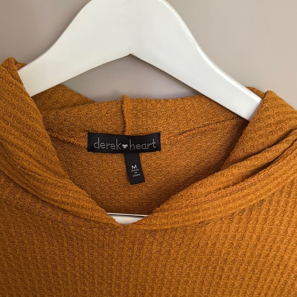 Derek Heart Amber Hooded Top - Picture 2 of 4